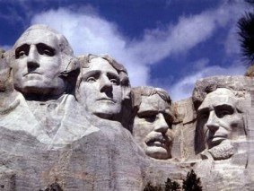Escultura monumental, en el monte Rushmore, Estados Unidos.